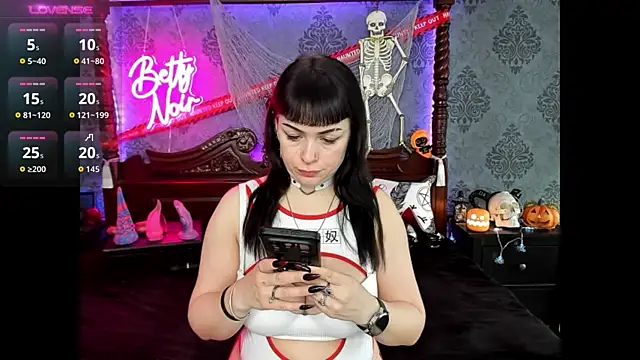 Snapshot of BettyNoir chatting on 10.23.25 BettyNoir online show from 10.23.25