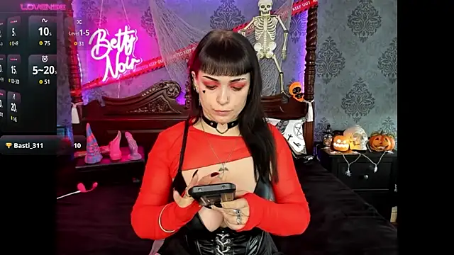Snapshot of BettyNoir chatting on 10.31.25 BettyNoir online show from 10.31.25