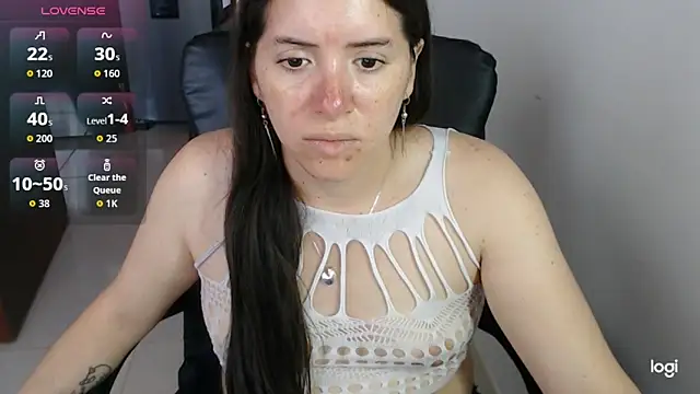 Snapshot of spicey_latina chatting on 06.11.26 spicey latina online show from 06.11.26