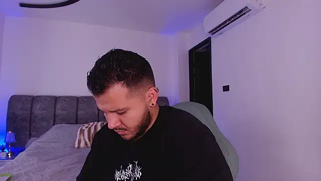 Snapshot of mister_miike chatting on 02.08.26 mister miike online show from 02.08.26