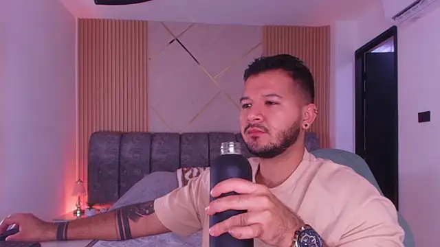 Snapshot of mister_miike chatting on 02.11.26 mister miike online show from 02.11.26