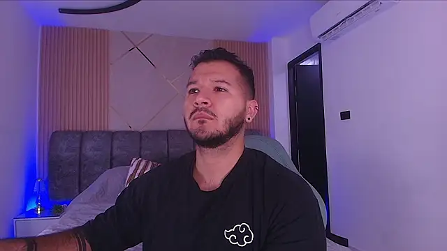 Snapshot of mister_miike chatting on 02.12.26 mister miike online show from 02.12.26