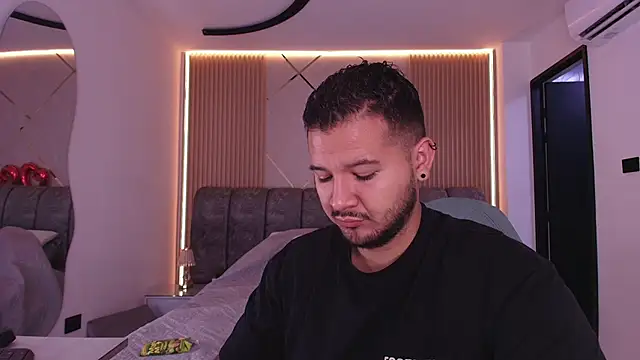 Snapshot of mister_miike chatting on 02.25.26 mister miike online show from 02.25.26