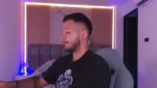 Snapshot of mister_miike chatting on 03.12.26 mister miike online show from 03.12.26