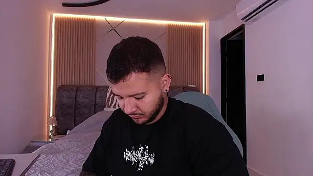 Snapshot of mister_miike chatting on 03.18.26 mister miike online show from 03.18.26