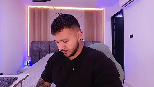 Snapshot of mister_miike chatting on 03.20.26 mister miike online show from 03.20.26