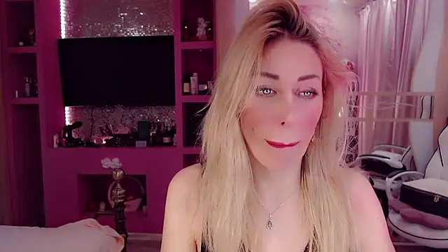 Snapshot of AnnieGOld_ chatting on 11.17.25 AnnieGOld online show from 11.17.25