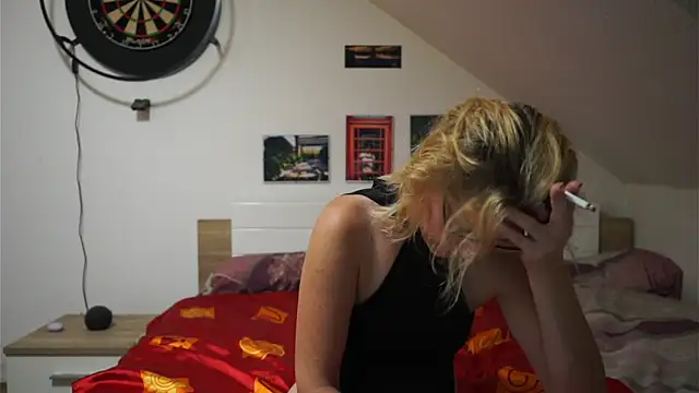 Snapshot of Moistdevil chatting on 10.06.25 Moistdevil online show from 10.06.25