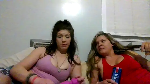 Snapshot of jizzyunit chatting on 12.18.24 jizzyunit online show from 12.18.24