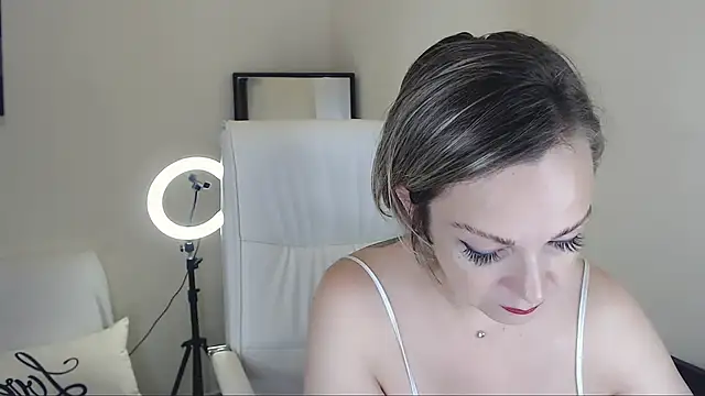 Snapshot of Tilly_Eliot chatting on 02.22.25 Tilly Eliot online show from 02.22.25