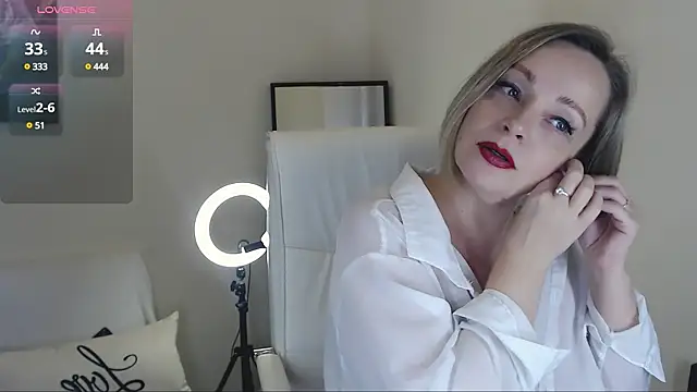 Snapshot of Tilly_Eliot chatting on 03.10.25 Tilly Eliot online show from 03.10.25