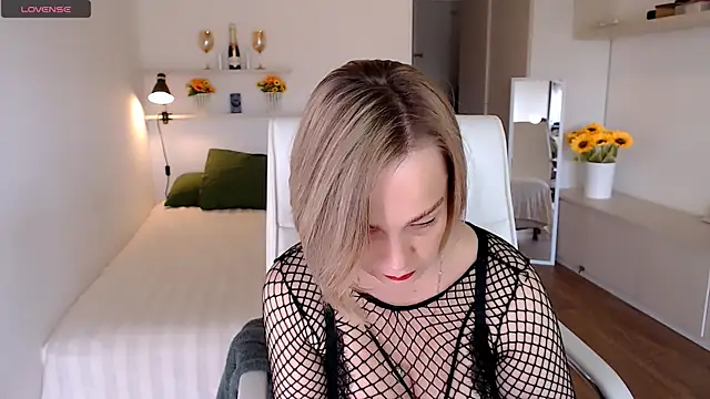 Snapshot of Tilly_Eliot chatting on 09.16.25 Tilly Eliot online show from 09.16.25