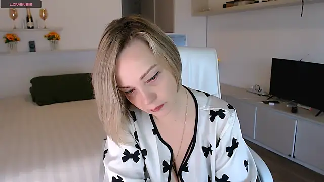 Snapshot of Tilly_Eliot chatting on 09.24.25 Tilly Eliot online show from 09.24.25