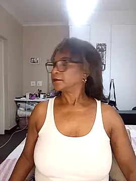 Snapshot of Hotgrannyx chatting on 10.28.25 Hotgrannyx online show from 10.28.25