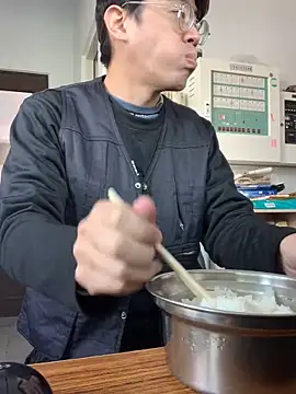 Snapshot of o0-69o chatting on 12.20.24 o0-69o online show from 12.20.24