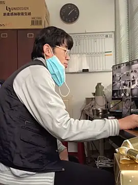 Snapshot of o0-69o chatting on 02.04.25 o0-69o online show from 02.04.25