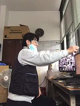 Snapshot of o0-69o chatting on 02.04.25 o0-69o online show from 02.04.25