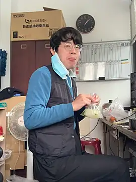 Snapshot of o0-69o chatting on 02.05.25 o0-69o online show from 02.05.25