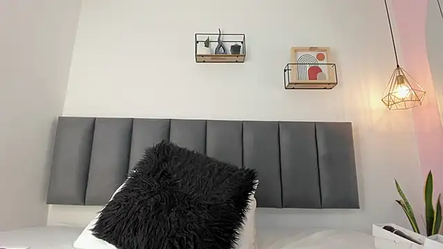 Snapshot of MaraOwen_ chatting on 12.20.25 MaraOwen online show from 12.20.25