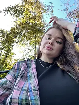 Snapshot of MommyDimitrescu_ chatting on 09.19.25 MommyDimitrescu online show from 09.19.25