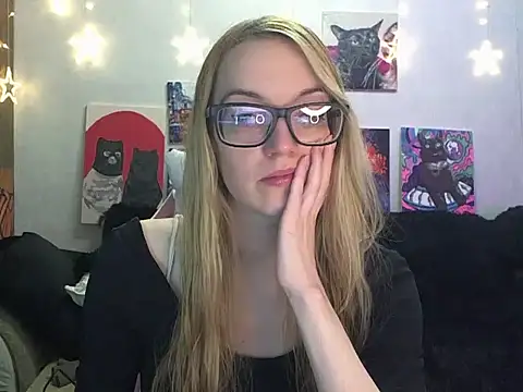 Snapshot of SecretSophia chatting on 12.04.25 SecretSophia online show from 12.04.25