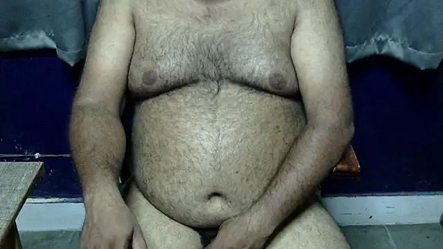 Snapshot of hairysubcub_70 chatting on 06.10.26 hairysubcub 70 online show from 06.10.26