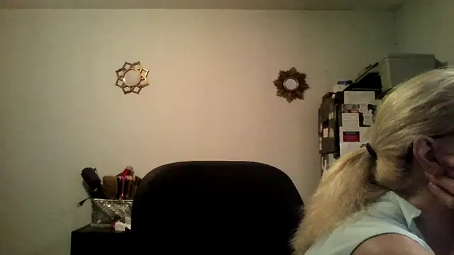 Snapshot of XTRAHORNYONE chatting on 10.17.25 XTRAHORNYONE online show from 10.17.25