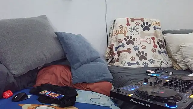 Snapshot of pyrowuff chatting on 09.10.25 pyrowuff online show from 09.10.25