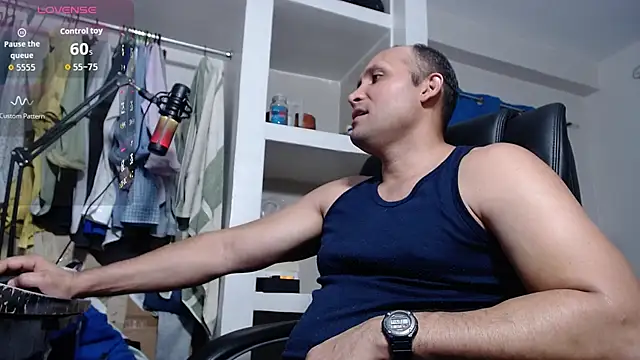 Snapshot of lewislamxxx_hot chatting on 11.08.25 lewislamxxx hot online show from 11.08.25