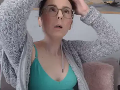 Snapshot of cleophee chatting on 02.20.25 cleophee online show from 02.20.25