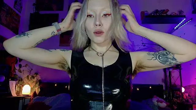 Snapshot of olivecum chatting on 11.30.25 olivecum online show from 11.30.25