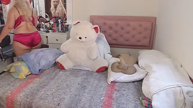 Snapshot of lucy_belle_bm chatting on 03.09.26 lucy belle bm online show from 03.09.26