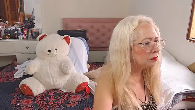 Snapshot of lucy_belle_bm chatting on 03.18.26 lucy belle bm online show from 03.18.26