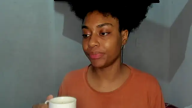 Snapshot of thaimy_ chatting on 09.18.25 thaimy online show from 09.18.25