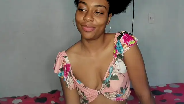 Snapshot of thaimy_ chatting on 09.21.25 thaimy online show from 09.21.25