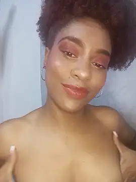 Snapshot of thaimy_ chatting on 11.28.25 thaimy online show from 11.28.25