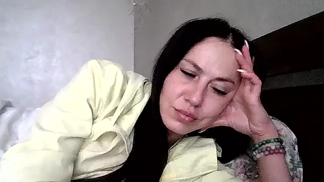 Snapshot of JulianaGold1 chatting on 05.13.26 JulianaGold1 online show from 05.13.26