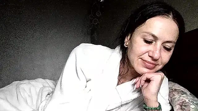 Snapshot of JulianaGold1 chatting on 05.19.26 JulianaGold1 online show from 05.19.26