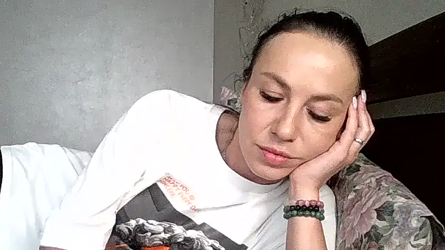 Snapshot of JulianaGold1 chatting on 06.12.26 JulianaGold1 online show from 06.12.26