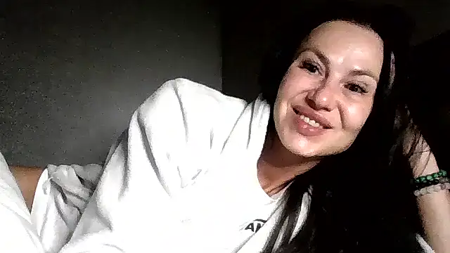Snapshot of JulianaGold1 chatting on 06.18.26 JulianaGold1 online show from 06.18.26