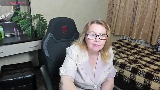 Frau Marta online show from 12.20.24