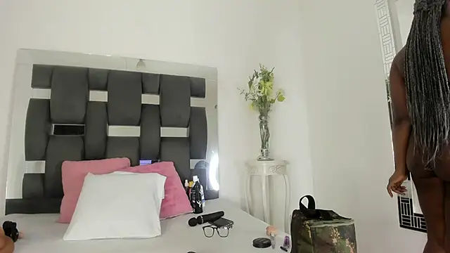 Snapshot of tanyyaa chatting on 02.12.25 tanyyaa online show from 02.12.25