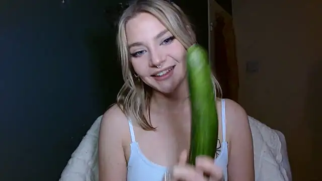 Snapshot of April_LoveUK chatting on 03.16.25 April LoveUK online show from 03.16.25