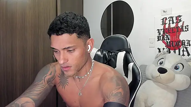 Snapshot of Alessandro_Vanni chatting on 06.19.26 Alessandro Vanni online show from 06.19.26