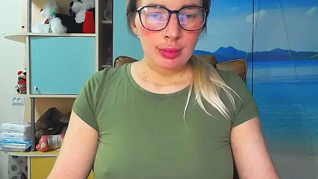 Snapshot of miaa_sunn chatting on 11.17.25 miaa sunn online show from 11.17.25