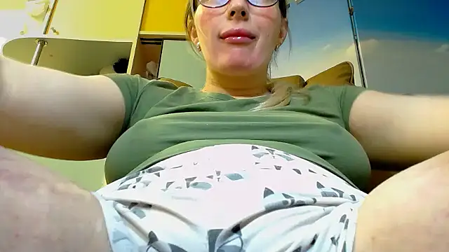 Snapshot of miaa_sunn chatting on 12.04.25 miaa sunn online show from 12.04.25