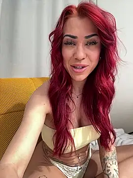 Snapshot of Pia_July_ chatting on 04.05.26 Pia July online show from 04.05.26