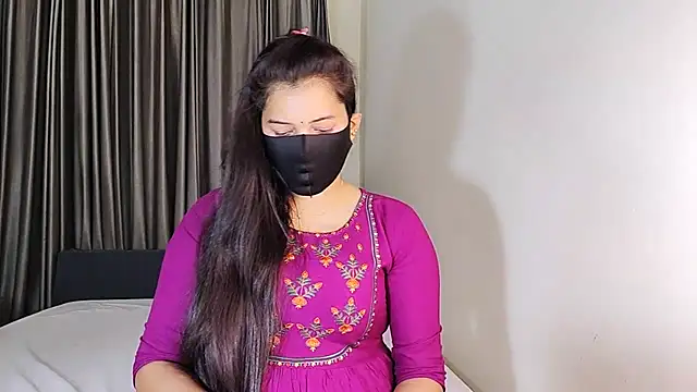 YourLovelyQueen online show from 01.15.25