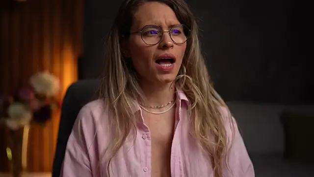 Snapshot of BrandyWhite chatting on 11.25.25 BrandyWhite online show from 11.25.25