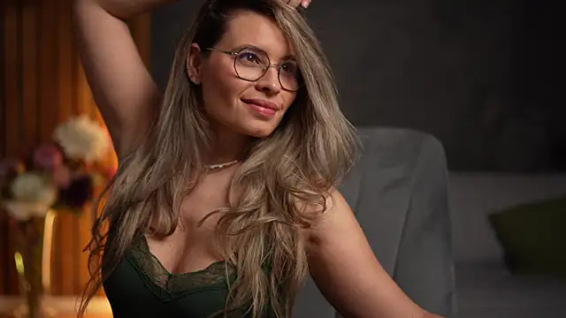 Snapshot of BrandyWhite chatting on 12.15.25 BrandyWhite online show from 12.15.25